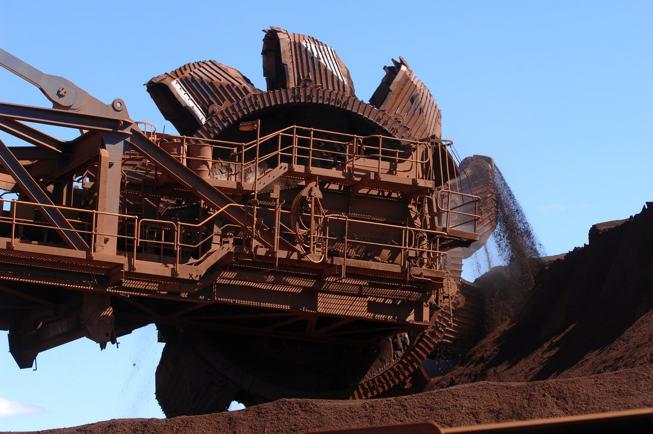 Iron ore reclaimer and iron ore stockpile